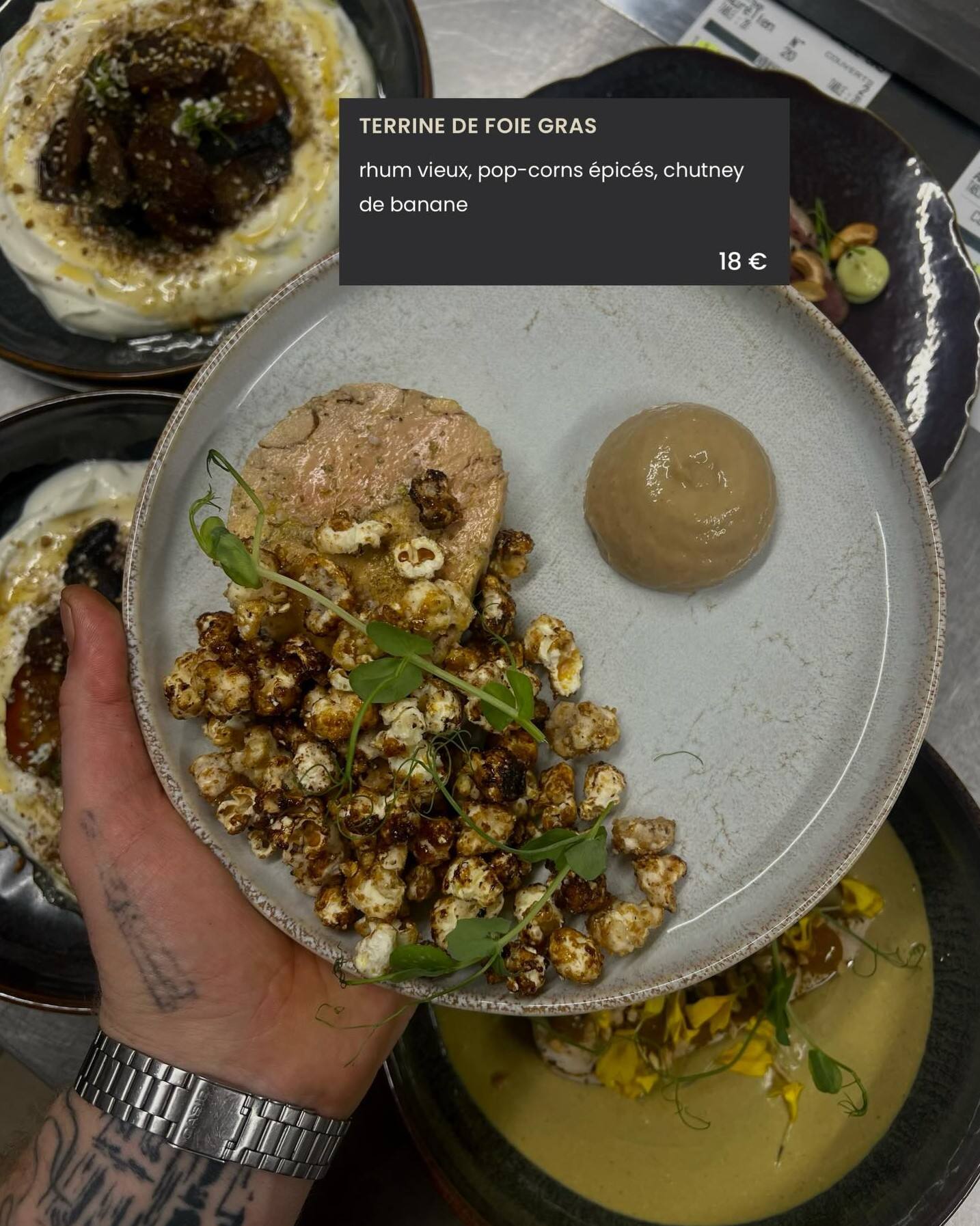 Terrine de foie gras, pop-corns épicés et chutney de banane, avec l’intitulé de la carte incrusté.