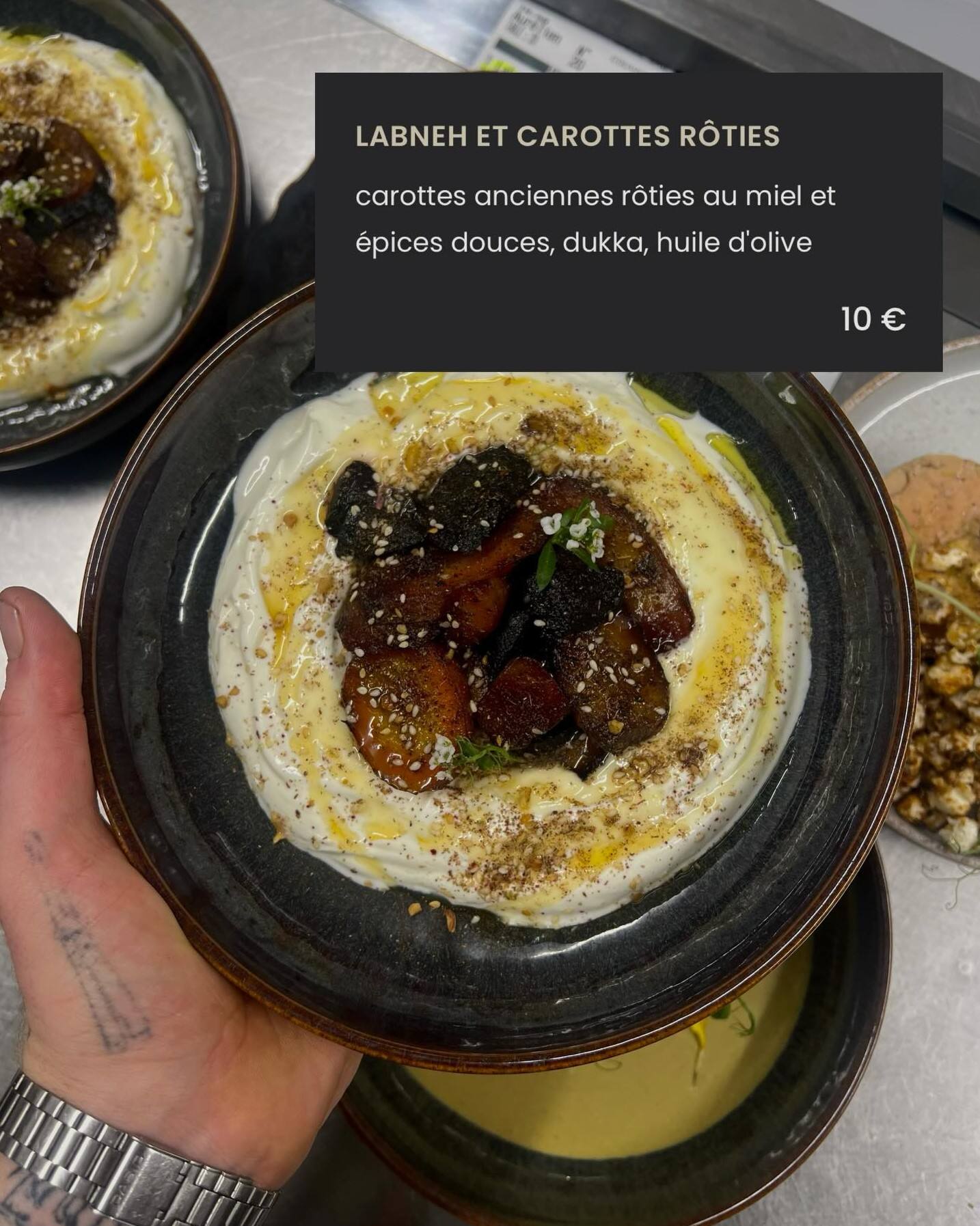 Labneh et carottes rôties dans une assiette creuse sombre, avec l’intitulé de la carte incrusté.