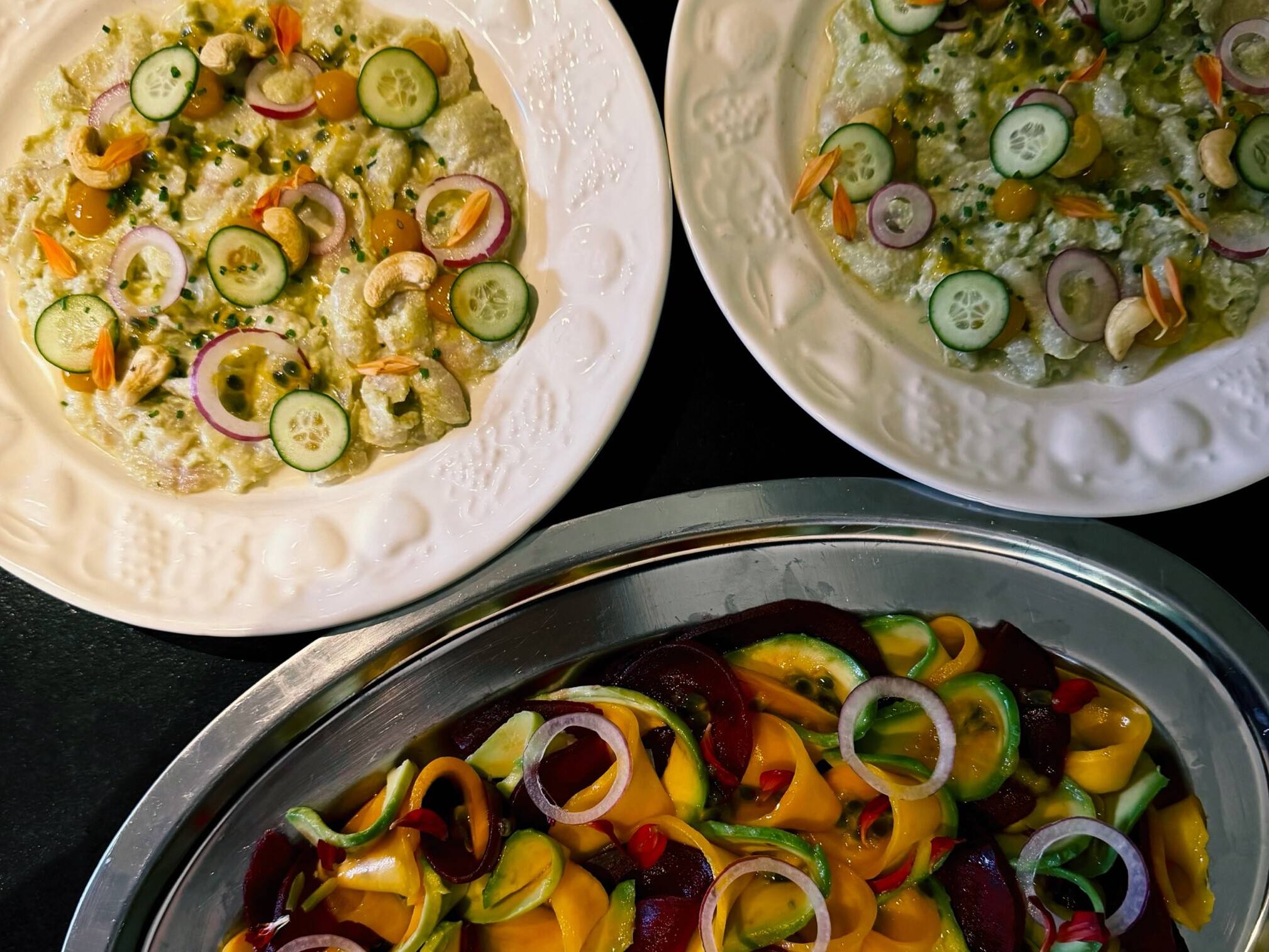 Salades à partager : concombre, radis, oignon rouge.